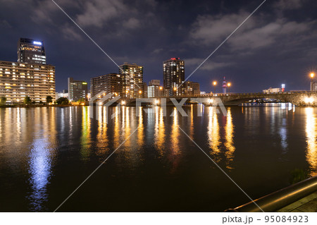 新潟市の萬代橋の夜景 95084923