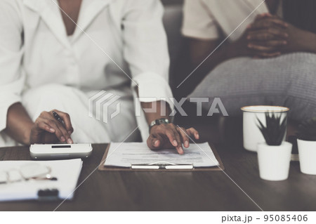 Real Estate Agent explain insurance and agreement contract to client before sign contract 95085406