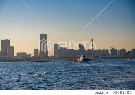 （神奈川県）横浜港・湾内クルーズ船から眺める、横浜みなとみらい 95085509