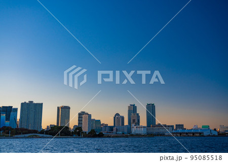 (神奈川県)横浜港・湾内クルーズ船から眺める、横浜みなとみらい (神奈川県)横浜港・湾内クルーズ船から眺める、横浜みなとみらい 95085518