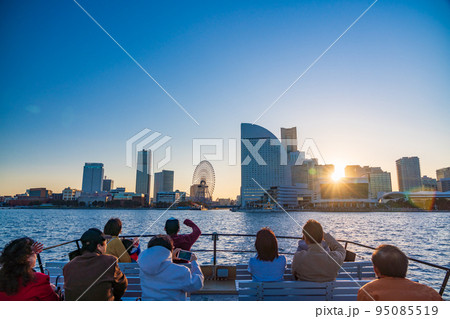 （神奈川県）横浜港・湾内クルーズ船から眺める、横浜みなとみらい 95085519