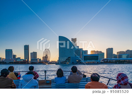 （神奈川県）横浜港・湾内クルーズ船から眺める、横浜みなとみらい 95085520