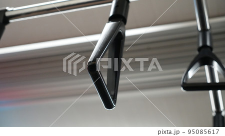 電車の吊り革 電車の吊り革 95085617