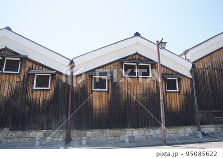 青空を背景にした酒蔵 95085622