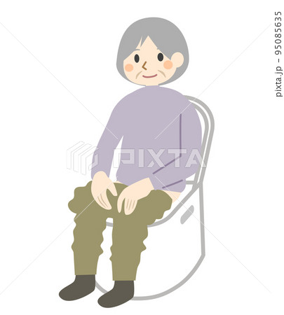 ポータブルトイレを使う高齢者 95085635