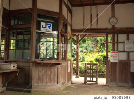 JR因美線で無人駅の木造駅舎『知和駅』 95085698