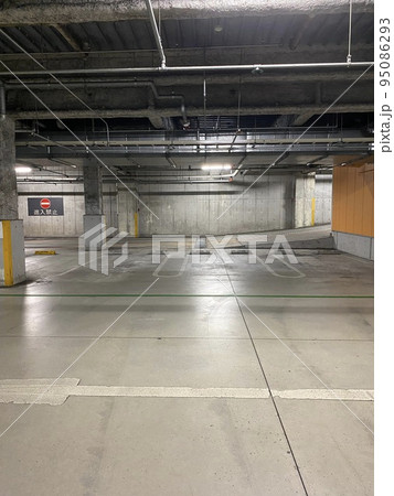 スーパーの地下駐車場 95086293