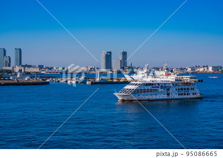 （神奈川県）横浜港・湾内クルーズ船から眺める、横浜みなとみらい 95086665