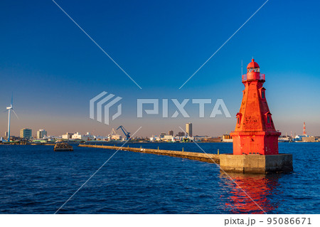 （神奈川県）横浜港・湾内クルーズ船から眺める、横浜みなとみらい 95086671