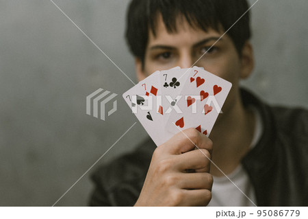 トランプと男性 95086779