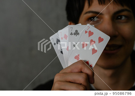 トランプと男性 95086796