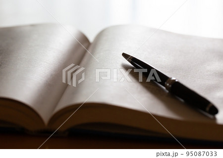 机の上に開いた英語の書籍とペン 研究 学習のイメージ 机の上に開いた英語の書籍とペン 研究 学習のイメージ 95087033