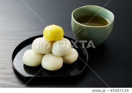 月見団子を木目バックで 95087139