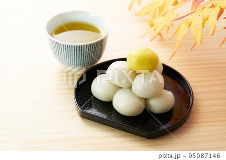 月見団子を木目バックで 95087146
