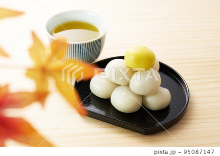 月見団子を木目バックで 月見団子を木目バックで 95087147