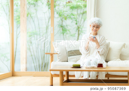 お茶を飲むシルバーヘアの女性 お茶を飲むシルバーヘアの女性 95087369