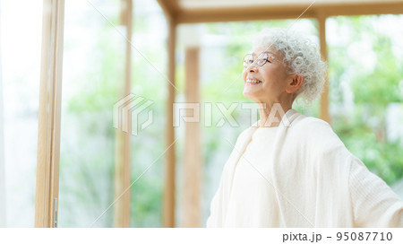 リビングで深呼吸するシニア女性 95087710
