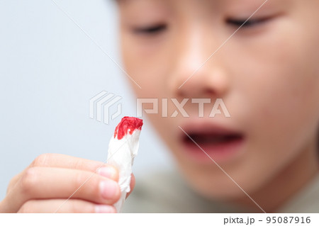 鼻血が出る小学生の女の子 (イメージ) 95087916