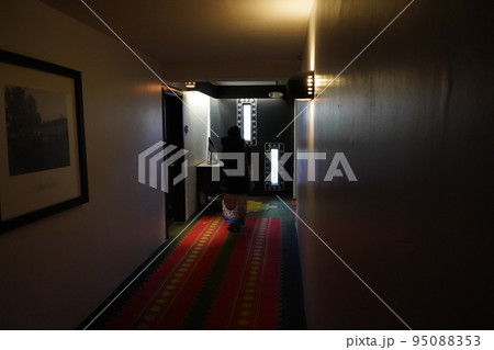 ホテル　廊下を歩く女性 95088353