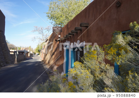 ニューメキシコ州　サンタフェ　古い街並み 95088840