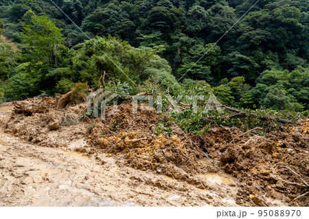 台風被害の土砂崩れの風景 鹿児島県霧島市の丸尾の滝 台風被害の土砂崩れの風景 鹿児島県霧島市の丸尾の滝 95088970