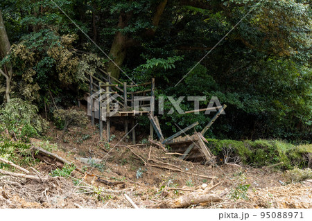 台風被害の土砂崩れの風景　鹿児島県霧島市の丸尾の滝 95088971