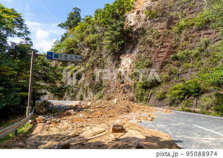 台風被害の土砂崩れの風景 鹿児島県霧島市の丸尾の滝 台風被害の土砂崩れの風景 鹿児島県霧島市の丸尾の滝 95088974