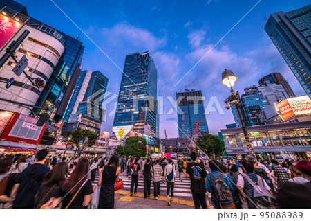 日本の東京都市景観 9週世界最多・死者数6週…。渋谷駅前はコロナ禍前と変わらない人出＝9月25日 95088989