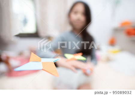 折り紙の手裏剣で遊ぶ女の子の写真素材 [95089032] - PIXTA