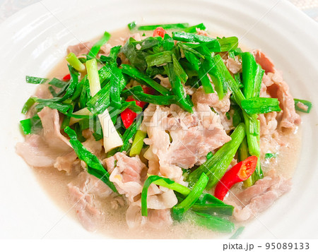 中国家庭料理・蒜叶炒肉片(にんにくの葉と牛肉の中華炒め) 中国家庭料理・蒜叶炒肉片(にんにくの葉と牛肉の中華炒め) 95089133