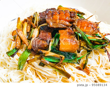 中国上海料理・鮑魚葱油拌麺（アワビ入りねぎ油まぜそば） 95089134