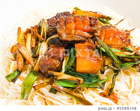 中国上海料理・鮑魚葱油拌麺（アワビ入りねぎ油まぜそば） 95089148