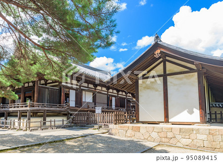 【世界遺産】法隆寺　綱封蔵（国宝）　奈良県生駒郡斑鳩町 95089415