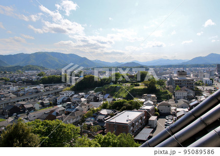 福知山城 天守閣から福知山市役所、福知山駅、伯耆丸公園方面を望む 福知山城 天守閣から福知山市役所、福知山駅、伯耆丸公園方面を望む 95089586