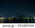 湖越し富士山の夜景2022-2 95089596