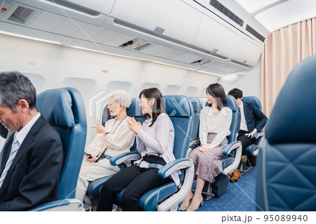 飛行機の機内で過ごす乗客 95089940