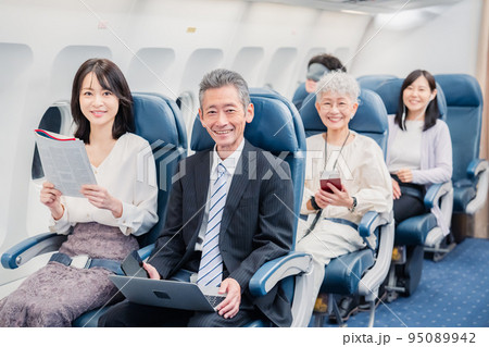 飛行機の機内で過ごす乗客 飛行機の機内で過ごす乗客 95089942