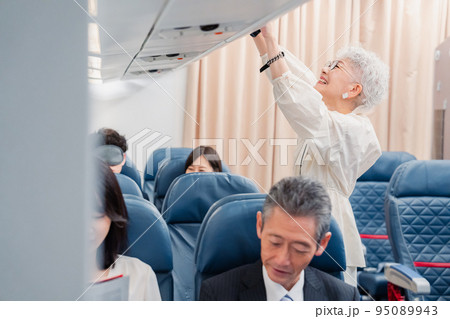 飛行機の機内で過ごす乗客 飛行機の機内で過ごす乗客 95089943
