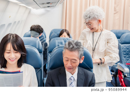 飛行機の機内で過ごす乗客 95089944