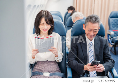 飛行機の機内で過ごす乗客 95089945