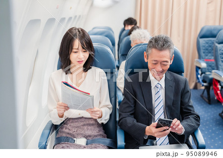 飛行機の機内で過ごす乗客 飛行機の機内で過ごす乗客 95089946