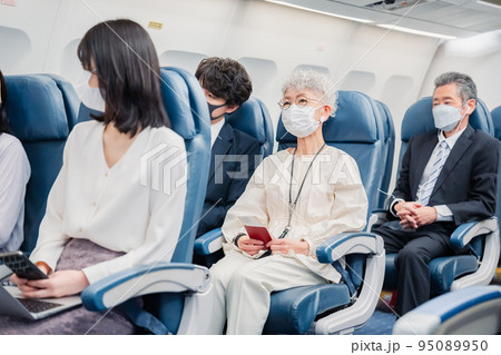 飛行機の機内で過ごす乗客 95089950