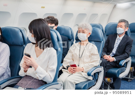 飛行機の機内で過ごす乗客 95089951