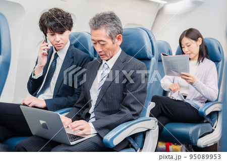飛行機の機内で過ごす乗客 飛行機の機内で過ごす乗客 95089953