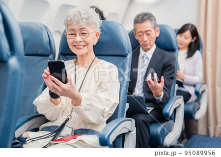 飛行機の機内で過ごす乗客 95089956