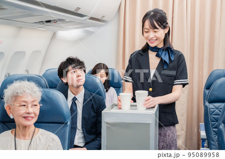 飛行機の機内で過ごす乗客 95089958