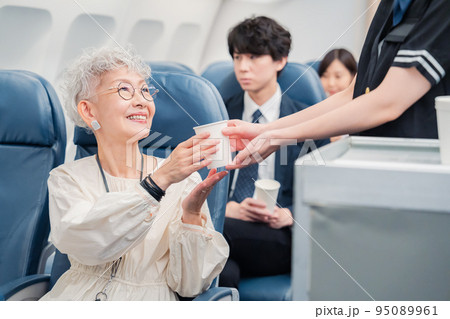 飛行機の機内で過ごす乗客 飛行機の機内で過ごす乗客 95089961