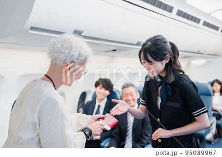 飛行機の機内で過ごす乗客 95089967
