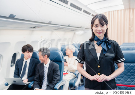 飛行機の機内で過ごす乗客 95089968
