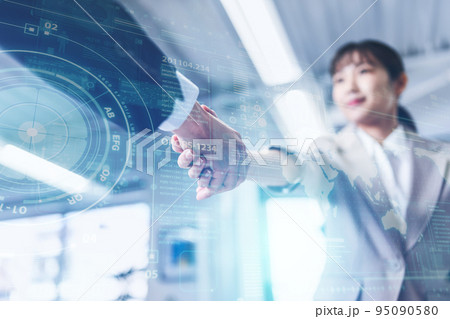 握手するビジネスウーマン 95090580